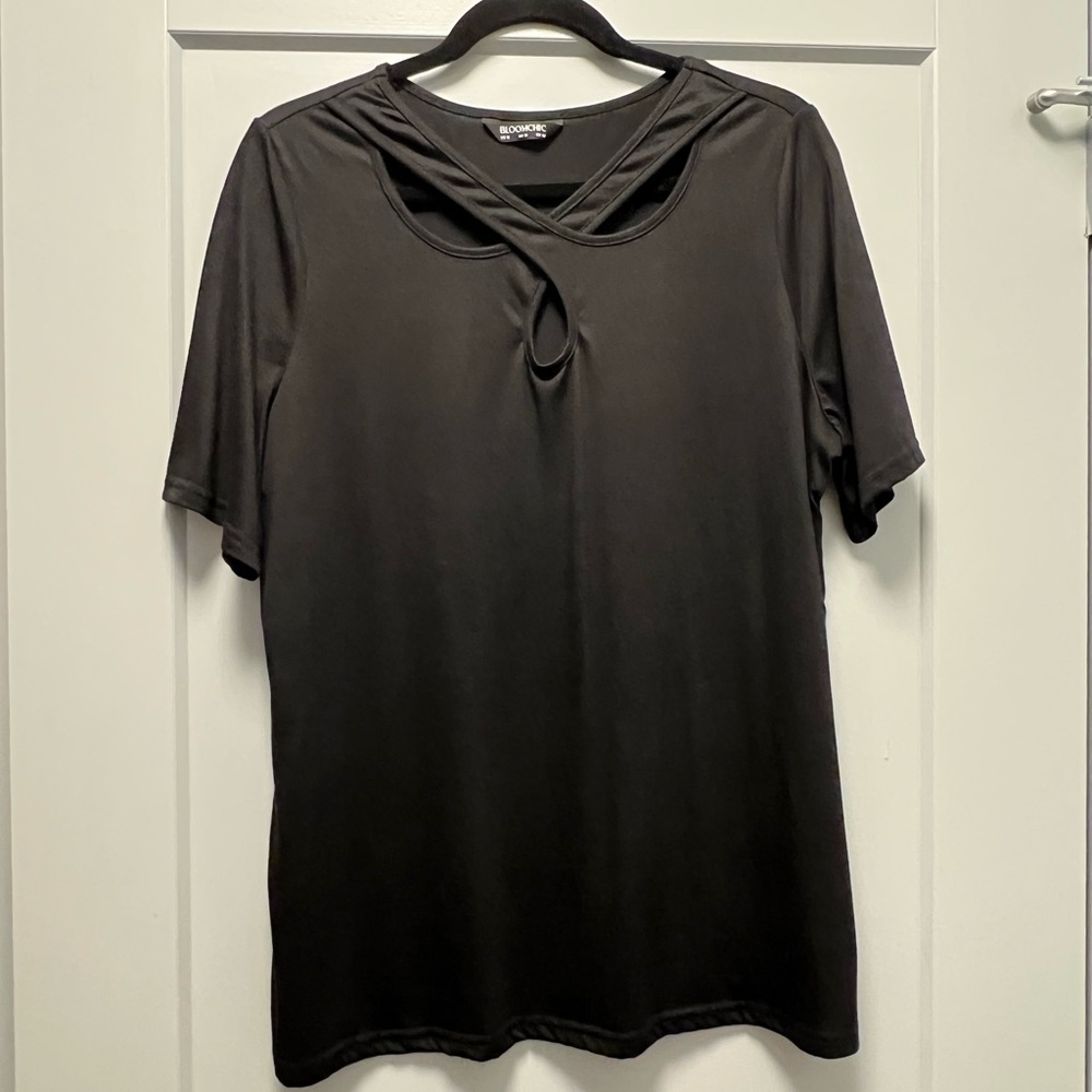 BloomChic Black Short Sleeve Tee with Keyhole Design